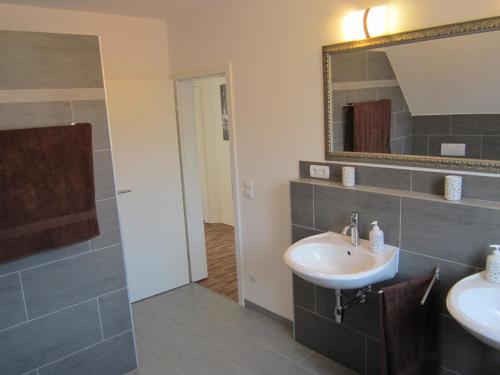 a bathroom with a sink and a mirror at Gästehaus Am Linus in Lingen