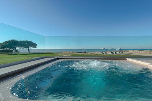 Πισίνα στο ή κοντά στο La Grande Terrasse Hotel & Spa La Rochelle - MGallery Collection