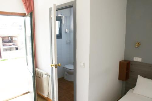 Koupelna v ubytování Hostal Plaja i Pati de Can Plaja
