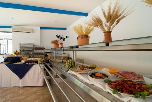 ein Buffet mit vielen verschiedenen Speisen in der Unterkunft Villaggio Camping Odissea in Marina di Camerota