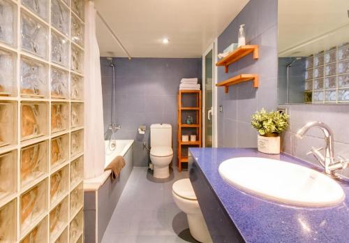y baño con lavabo y aseo. en Camp Nou Apartment, en Hospitalet de Llobregat