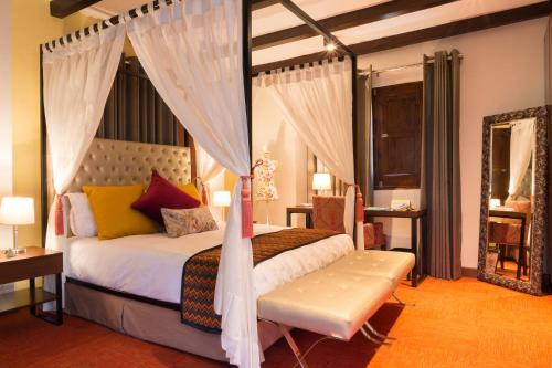 Giường trong phòng chung tại Costana 702 Hotel Boutique