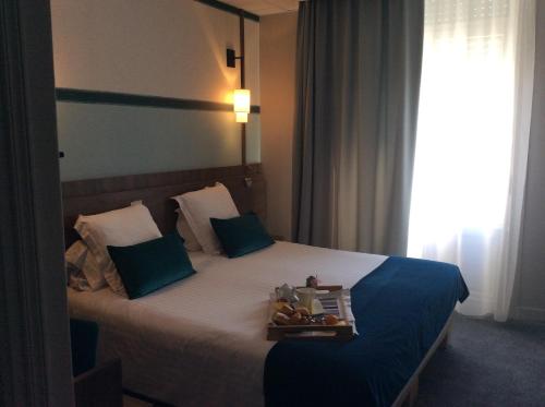 Ένα ή περισσότερα κρεβάτια σε δωμάτιο στο Best Western Le Duguesclin Hôtel-Restaurant