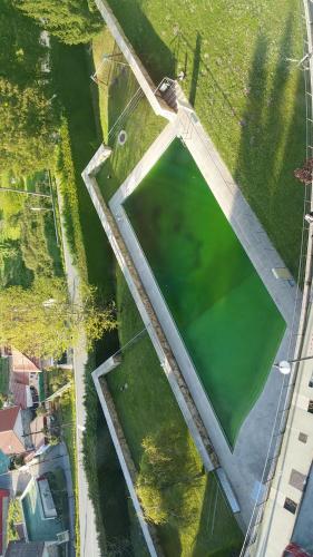 una vista aérea de una piscina en un parque en Apartamento ideal Familias y Grupos, en Vigo