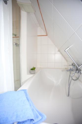 a bathroom with a shower and a sink with a towel at Ferienwohnung Wieben in Sankt Peter-Ording