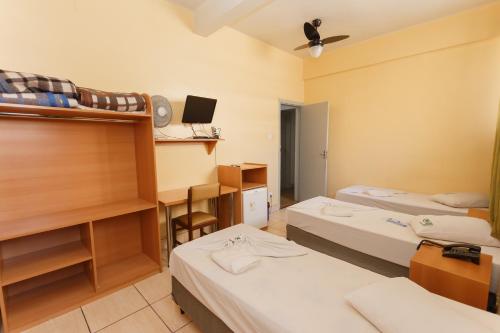 Cama ou camas em um quarto em Guanabara Hotel Centro Belo Horizonte