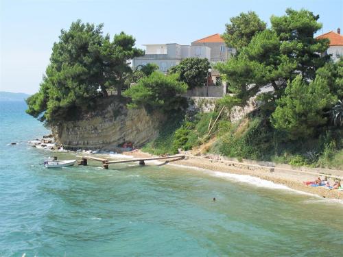 plaży z ludźmi w wodzie i łodzi w obiekcie Apartment Matovina w mieście Zadar