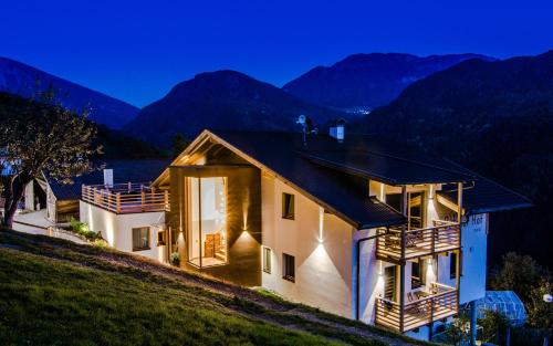 a house on a hill with mountains in the background at Balgnerhof in Laion