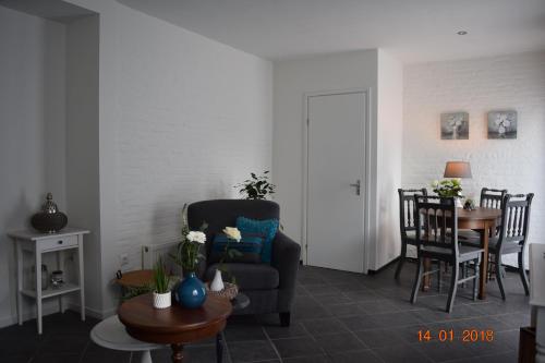 een woonkamer met een stoel en een tafel bij Aan 't kapelke in Valkenburg