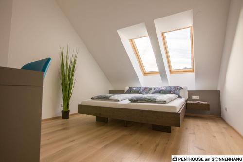 シュラートミンクにあるPenthouse am Sonnenhang mit exklusiver Ausstattungの窓2つが備わるドミトリールームのベッド1台分です。