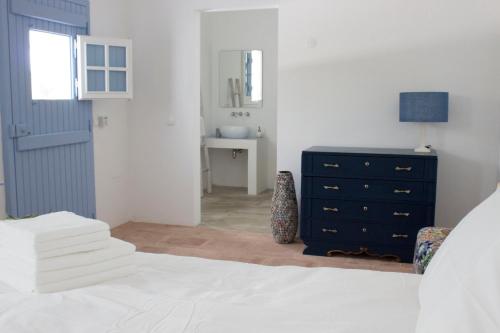 een slaapkamer met een bed, een dressoir en een spiegel bij o meu monte in Évora