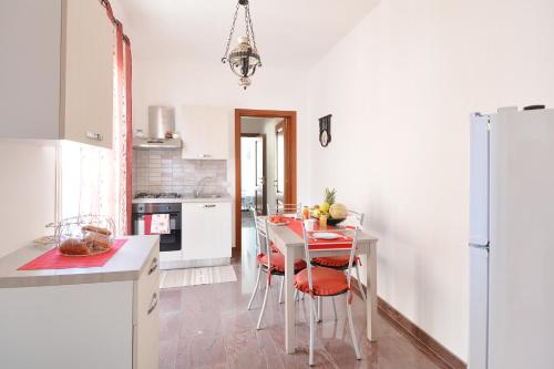 a kitchen with a table and chairs in a room at Borgata Mazzarelli in Marina di Ragusa