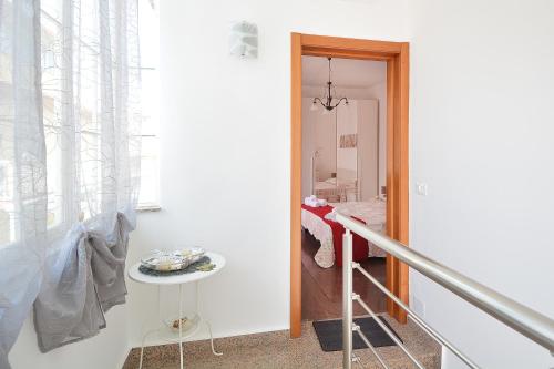 マリーナ・ディ・ラグーザにあるBorgata Mazzarelliの階段、テーブル、窓が備わる客室です。