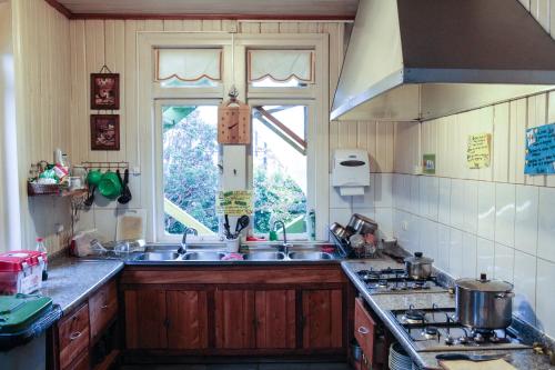 A kitchen or kitchenette at 13 Lunas Hostel