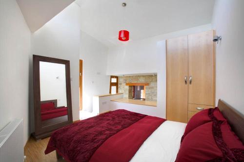 um quarto com uma cama grande e um espelho em Kaizer Agrotourism em Amargeti