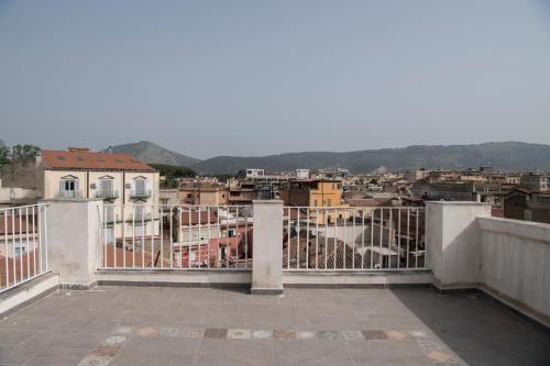 balkon z widokiem na miasto w obiekcie Roof Garden House w mieście Caserta
