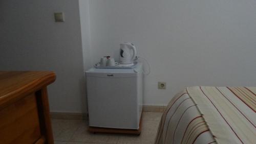 a room with a phone on top of a dresser at Hospedaria Descansa Pernas in Monchique