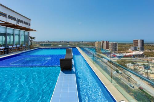 une piscine sur le toit d'un immeuble dans l'établissement Sky Collection Lifestyle Hotel & Suites Barranquilla, à Barranquilla