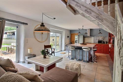 un salon avec un canapé et une table dans l'établissement Maison à la campagne, à Louargat