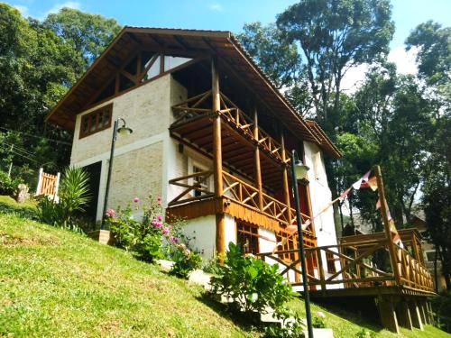 une maison à flanc de colline dans l'établissement Nas Nuvens Hospedaria, à Monte Verde