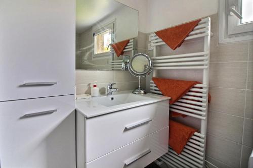 a small bathroom with a sink and a mirror at Maison à la campagne in Louargat