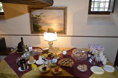 een tafel met eten erop met een lamp bij Casa Francesconi in Pietra Rossa
