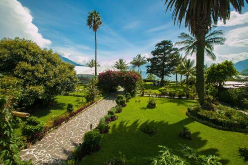 an overhead view of a park with palm trees and grass at Hotel y Centro de Convenciones Jardines del Lago in Panajachel