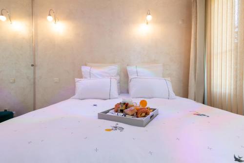 un letto con un vassoio con animali di peluche di Aby a Cannes