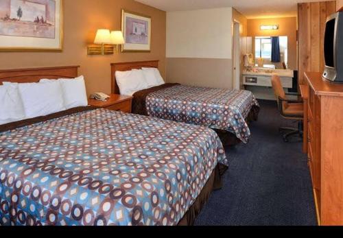 una camera d'albergo con 2 letti e una scrivania di Americas Best Value Inn - Carson City a Carson City