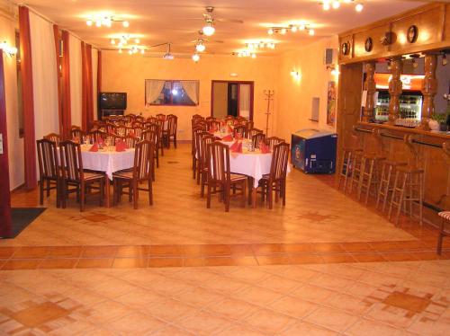 a dining room with tables and chairs in it at Árnyas Thermal Camping és Üdülőpark in Püspökladány