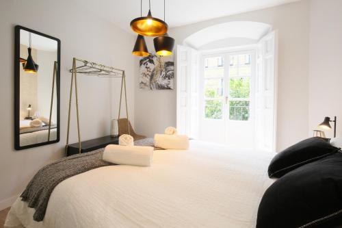 マドリードにあるA Brand new Luxury- Muy Central- AC, up to 10のベッドルーム1室(大きな白いベッド1台、枕2つ付)