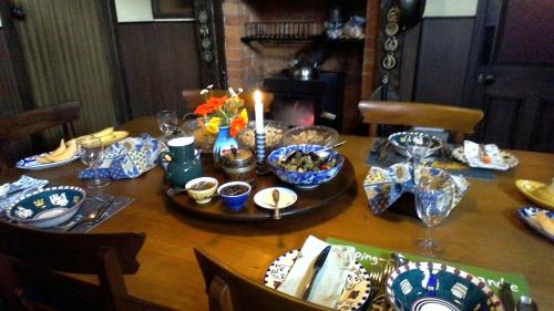 una mesa con una vela y platos de comida en ella en Mairenui Rural Retreat, en Ruahine