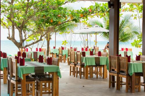 Reštaurácia alebo iné gastronomické zariadenie v ubytovaní Lamai Coconut Beach Resort