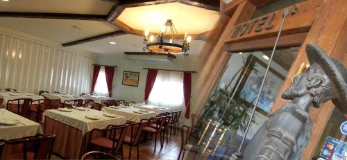 アルカサル・デ・サン・フアンにあるHotel Venta El Molinoの白いテーブルと椅子、シャンデリアのあるレストラン