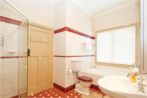 y baño con aseo, lavabo y ducha. en Brantwood Cottage Luxury Accommodation, en Blackheath