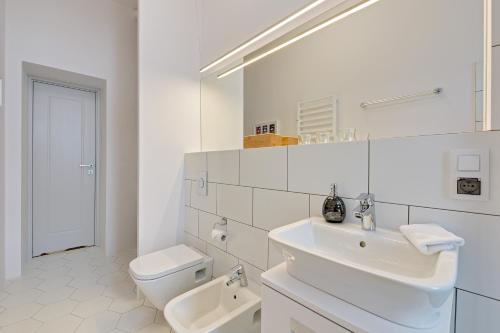 ソポトにあるLion Apartments - Unique 755の白いバスルーム(洗面台、トイレ付)