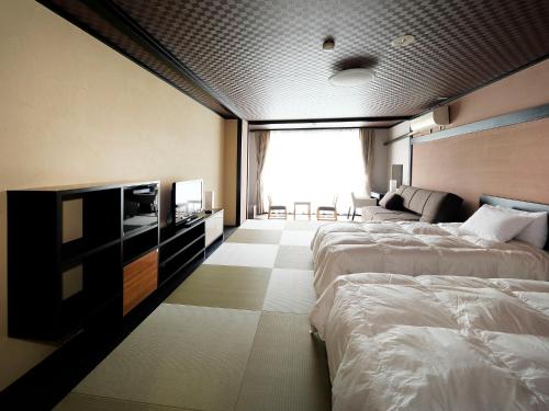 Shiobara Onsen Tokiwa Hotel tesisinde bir odada yatak veya yataklar