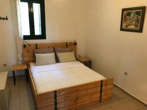 Ένα ή περισσότερα κρεβάτια σε δωμάτιο στο Temenia House