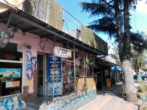 un edificio con graffiti en una calle en Hostel Retro, en Batumi