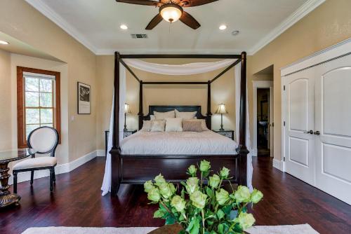a bedroom with a bed and a ceiling fan at Hope Inn Redding in Redding