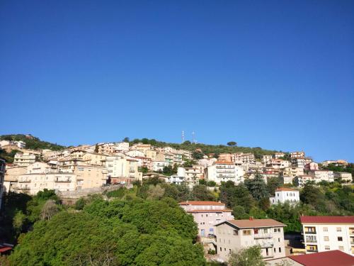 una ciudad en una colina con casas en ella en Amariglio, en Ozieri