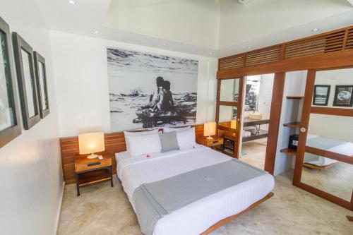 1 dormitorio con 1 cama grande y 2 lámparas en Vishuddha Ajna Villa - Outstanding 2 bdr villa - GREAT LOCATION!, en Seminyak