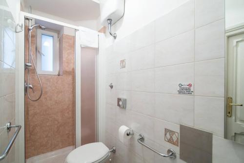 ein Bad mit einem WC und einer Dusche in der Unterkunft Parvula Domus al Colosseo in Rom