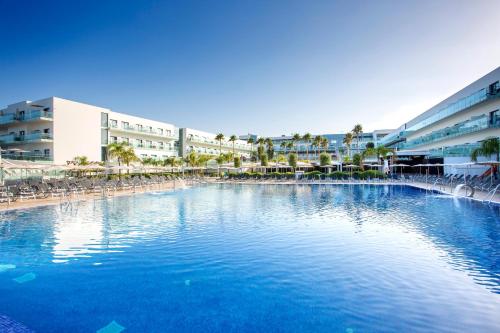 科尼爾－德拉弗龍特拉的住宿－格蘭康尼爾水療時尚酒店，大楼前的大型游泳池