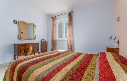 sypialnia z łóżkiem, lustrem i oknem w obiekcie Apartment Riva Porec w Poreču