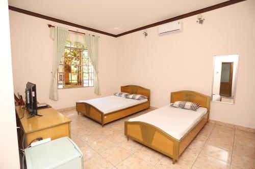 Tempat tidur dalam kamar di Khách sạn Cà Ná