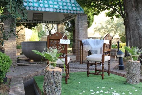 a garden with a gazebo with chairs and a table at Parador de Guadalupe in Guadalupe