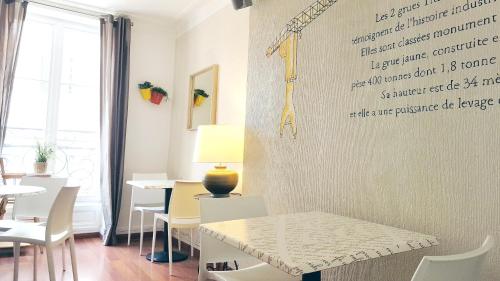 a dining room with a table and chairs at Hôtel Saint-Patrick in Nantes