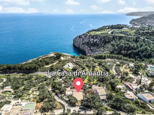 vista anémica de la costa amalfi con un marcador rojo en La Casa di Amantia en Corsano