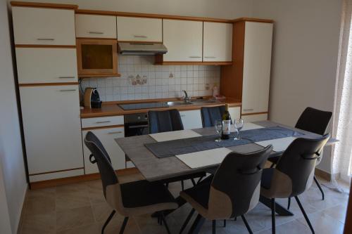 Una cocina o zona de cocina en Taris